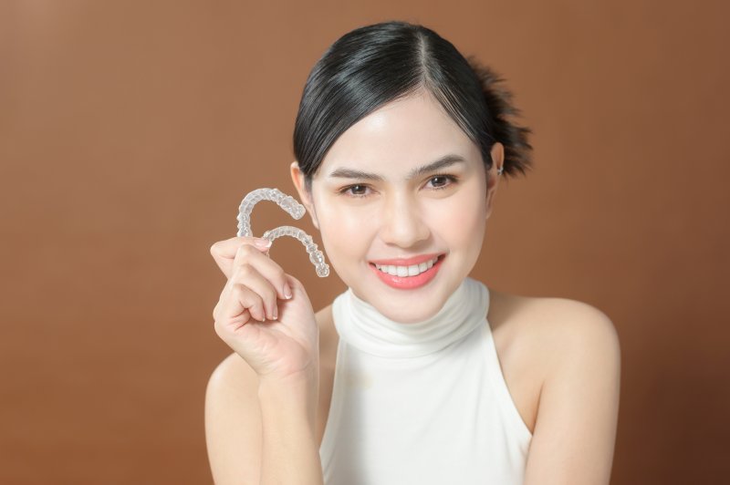 Lady shows off clear aligner